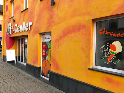 Die orange-rote Fassade des Eis-Centers in Zwiesel